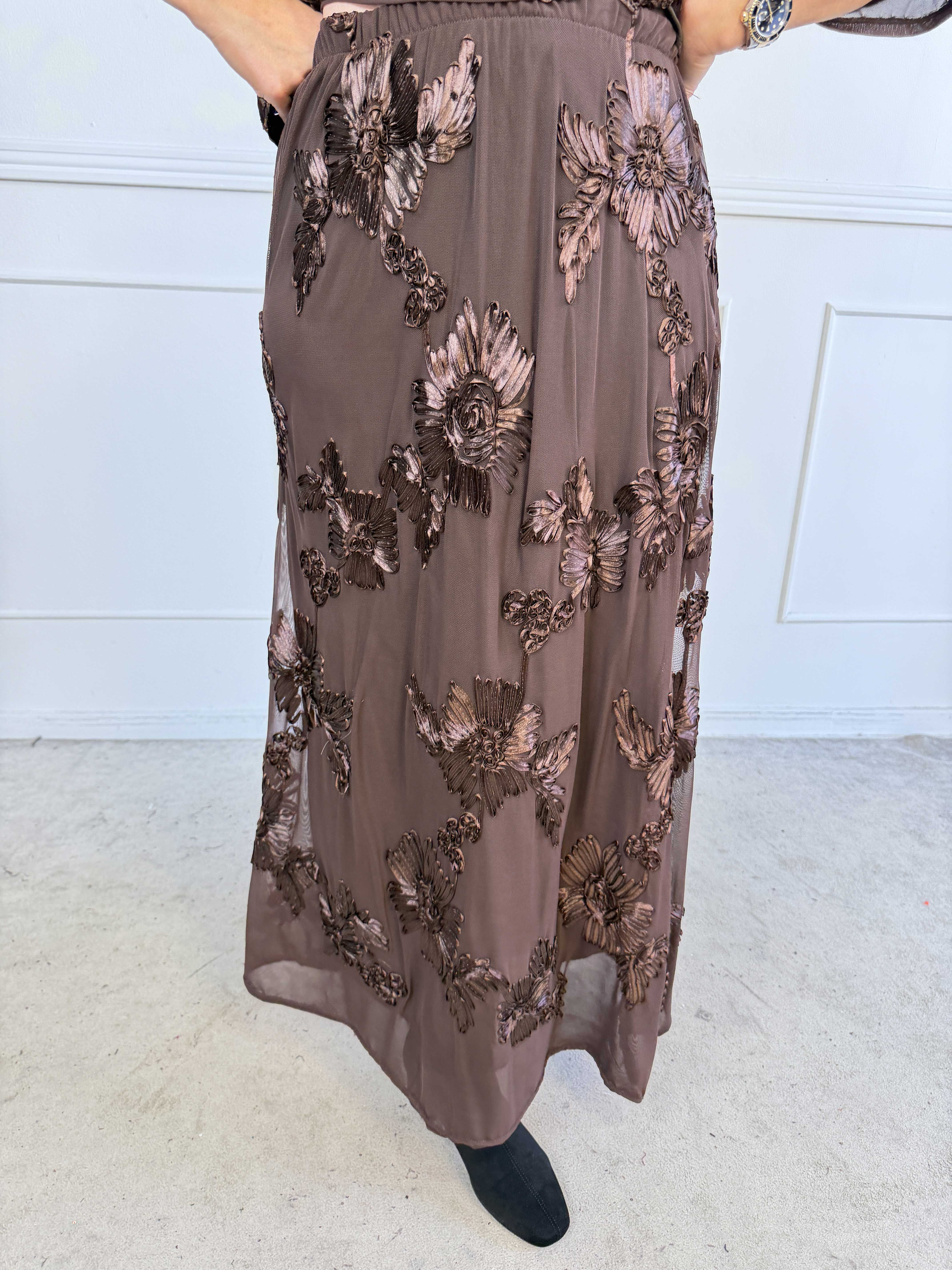 Silke Flora - Feminin nederdel i let mesh med fine blomstermotiver, der giver et elegant og romantisk look